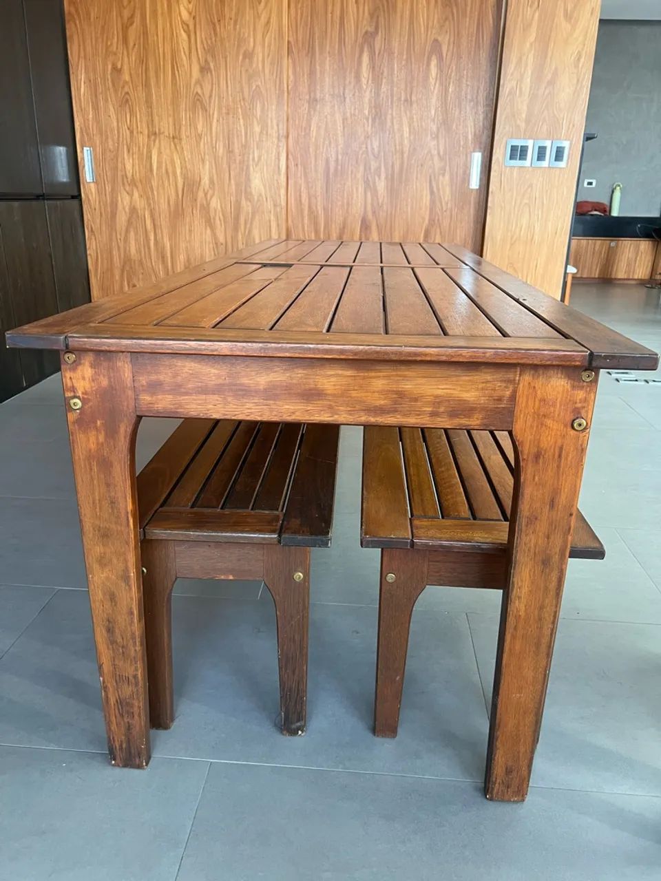 Mesa de madeira 2 metros com 2 bancos - Foto 2