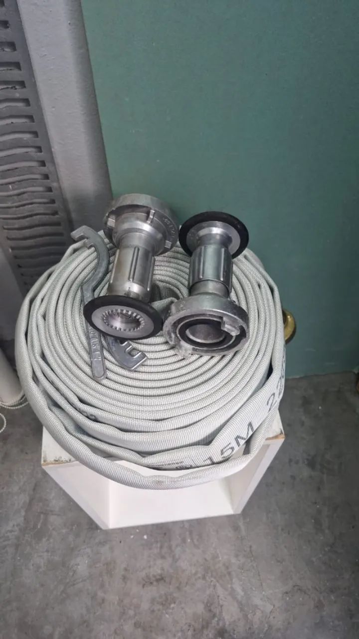 2 caixas metal para mangueira hidrante.  04 mangueiras  - Foto 2