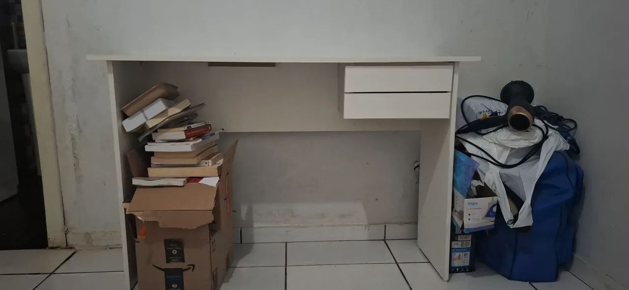 Escrivaninha branca