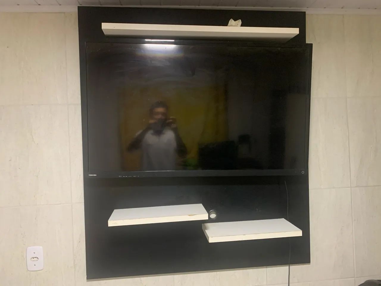 Televisão Toshiba 48 polegadas e Painel de madeira 