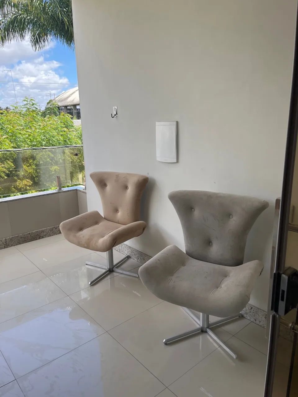 Par de Poltronas Decorativas Bege com Base Metálica - Usadas - Foto 2