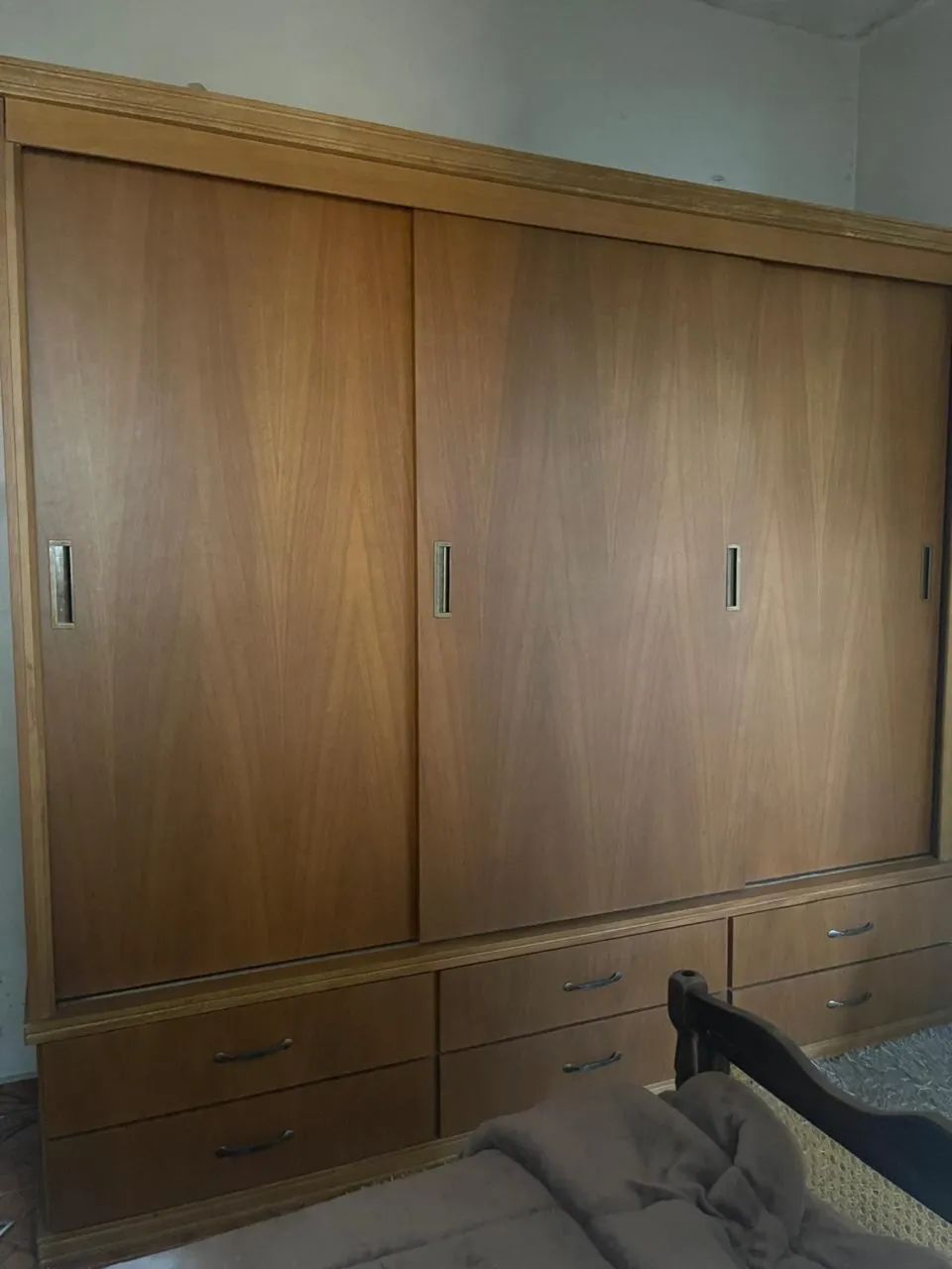 Vendo guarda-roupa casal madeira maciça 