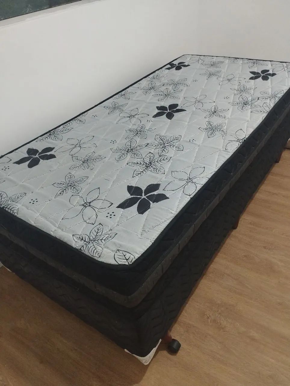 Cama de solteiro em perfeito estado 
