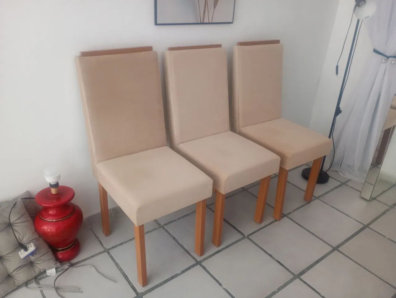Três lindas cadeiras novas 
