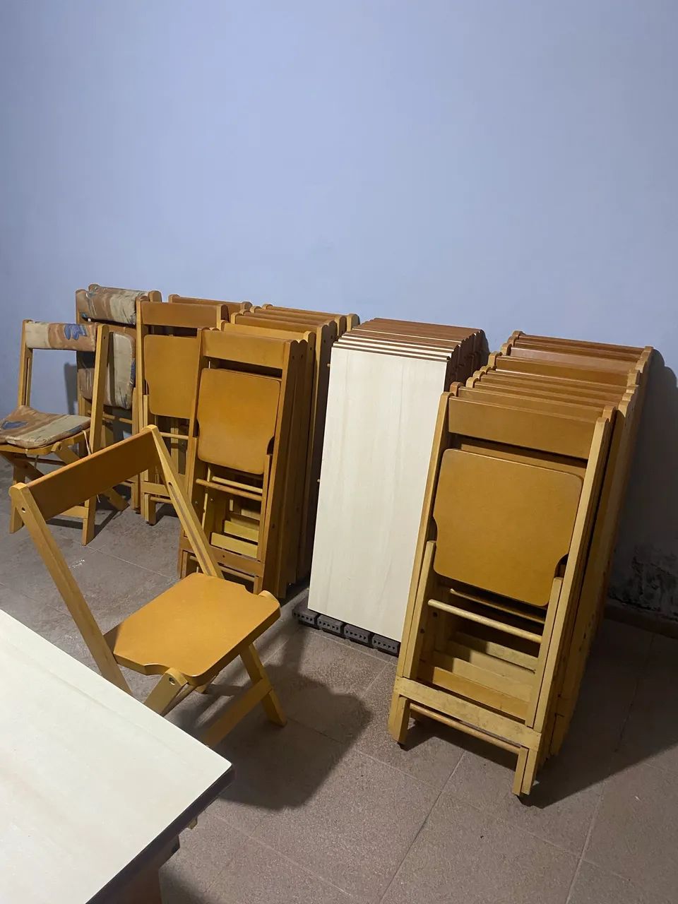 Mesa extensível com 24 cadeiras - Foto 2