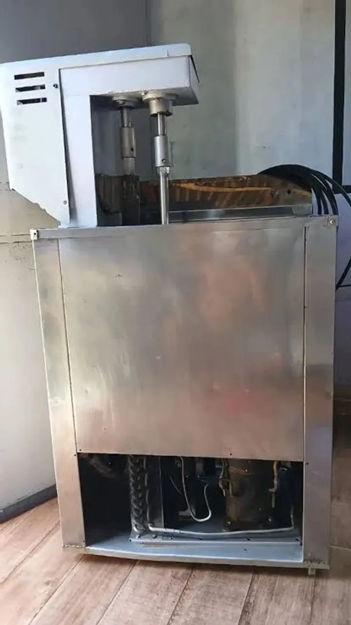 Maquina de fazer picolé e sorvete de massa.