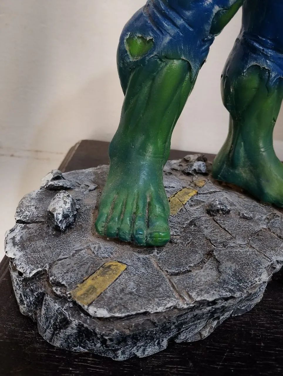 Hulk feito de resina faço Olx pay  - Foto 2