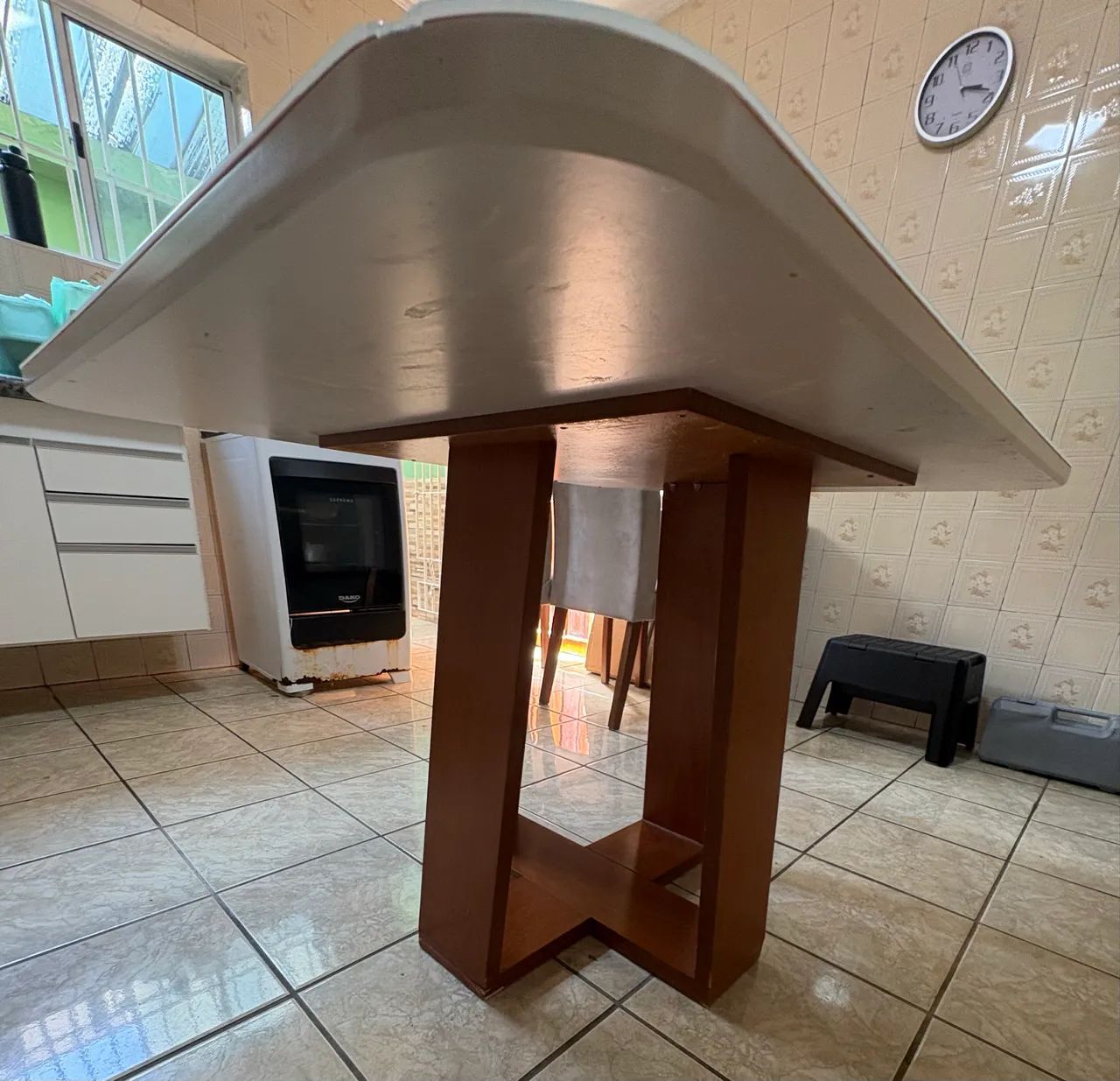 Mesa de Jantar com Tampo de Vidro Branco e Base de Madeira - Foto 4
