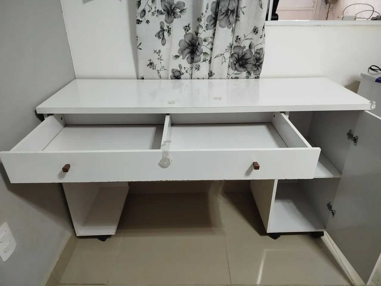 Mesa de Escritório Branca com Rodinhas - Bem Conservada - Foto 2
