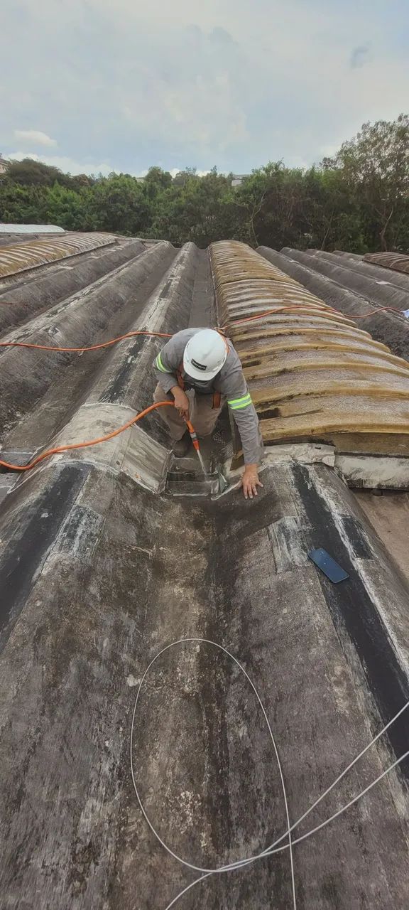 Limpeza de calhas pluviais, e impermeabilização.