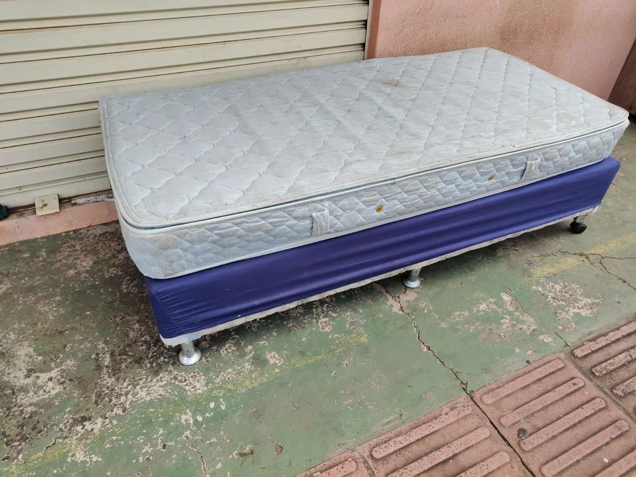 Cama box solteiro com colchão de molas usada ((ENTREGO GRATIS))