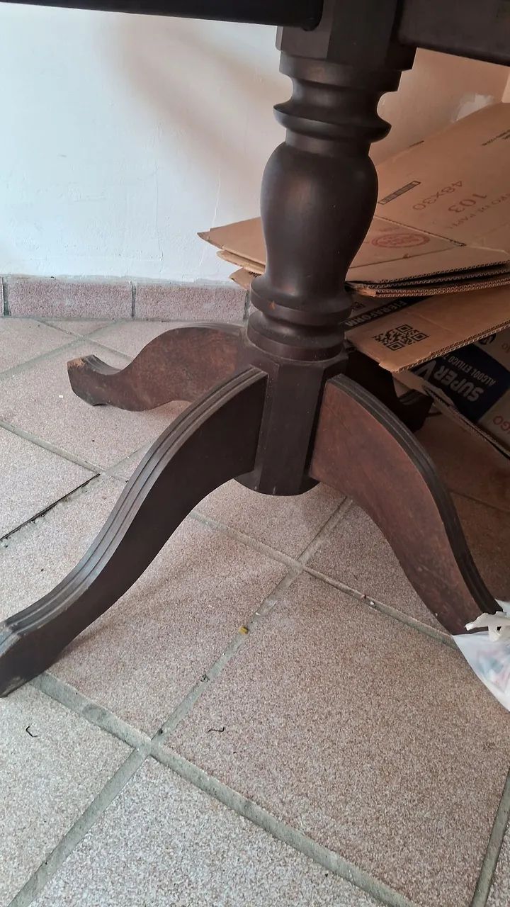 Pe de mesa antiga 