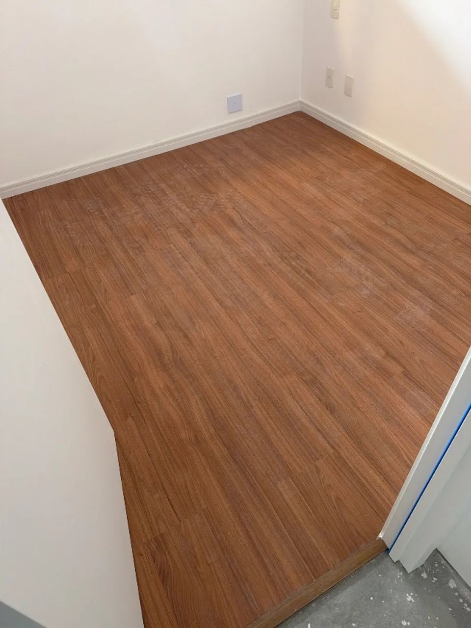 PISO LAMINADO COM RODAPÉ DE MADEIRA - Foto 2