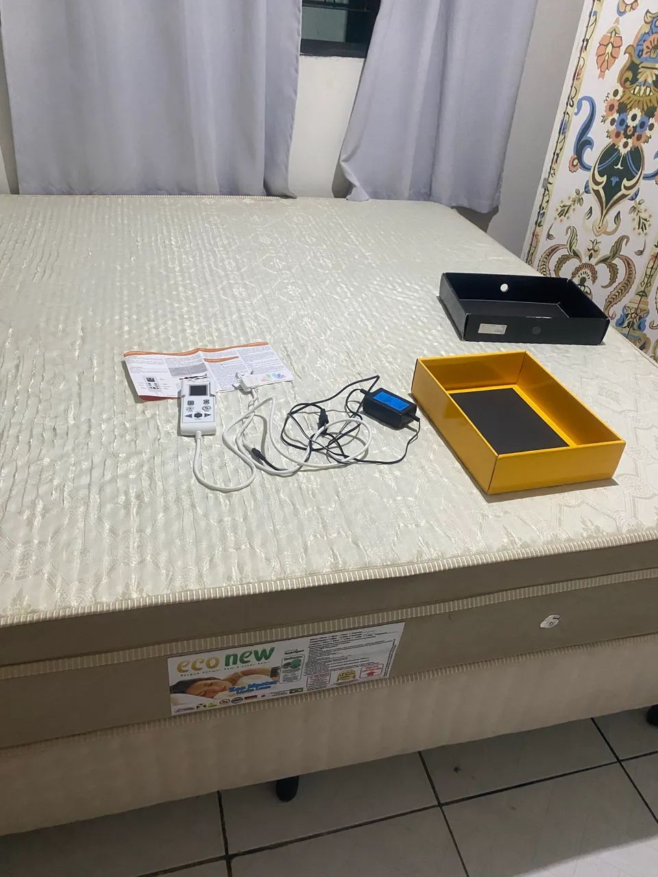 Cama king e mesa com 4 cadeiras  - Foto 3
