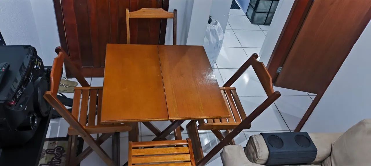 Jogo de mesa e cadeiras de madeira  - Foto 3