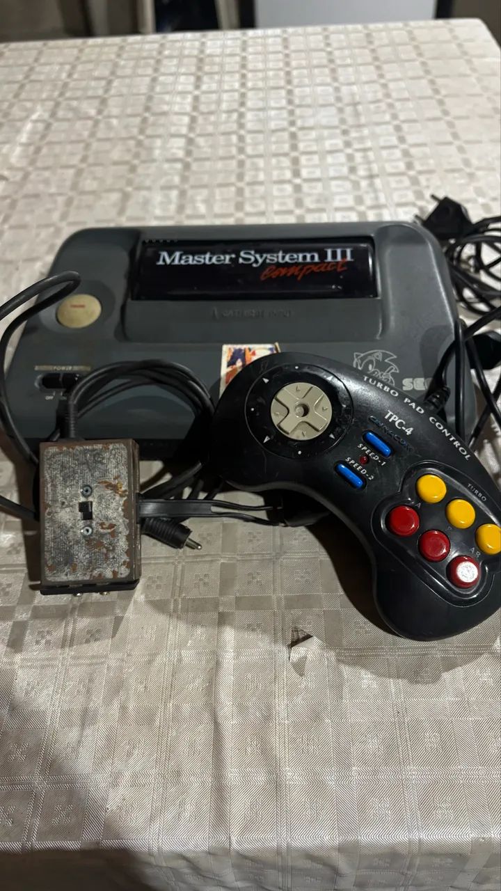 O console nas imagens é o Master System III Compact, TecToy Sega. - Foto 2