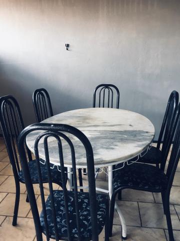 Mesa com cadeiras