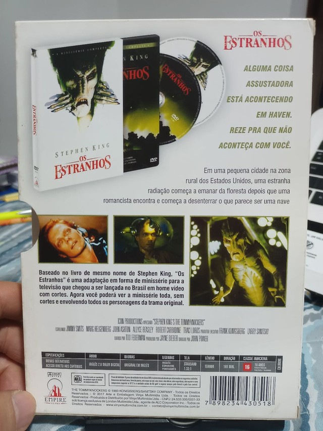 Vendo Box de DVDs da série Os Estranhos, do mestre do horror Stephen King  - Foto 2