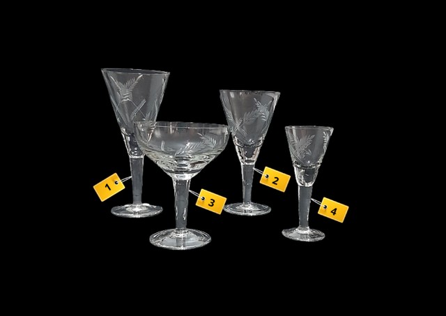 Conjunto de copos e taças de cristal lapidado