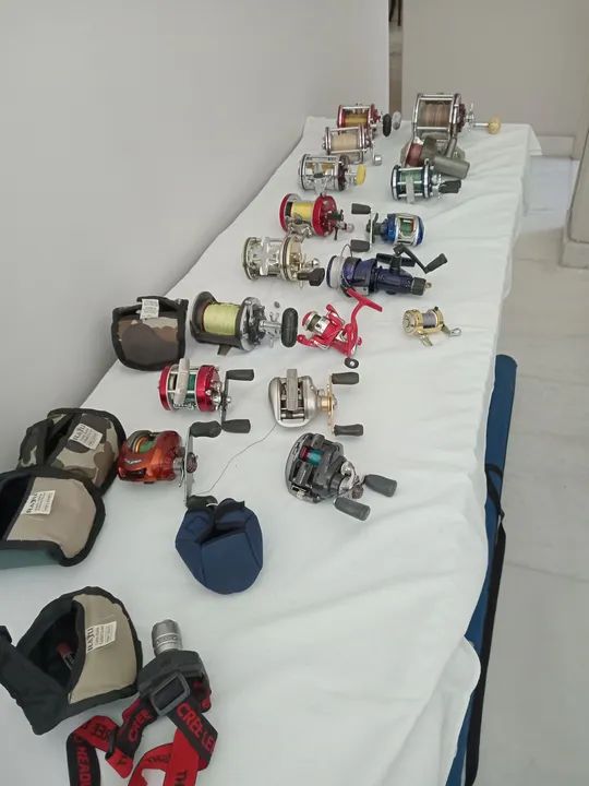 Coleção de carretilhas de pesca e vários materiais para pesca - Foto 2