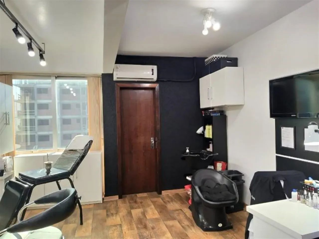 Excelente sala comercial com frente para a Rua Júlio de Castilhos. Área privativa: 38,42m. - Foto 2