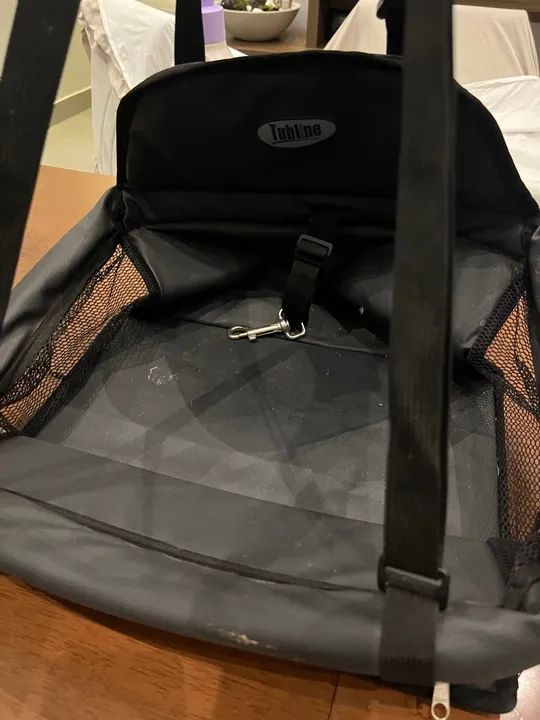 Bolsa de transporte para PET dentro do carro 