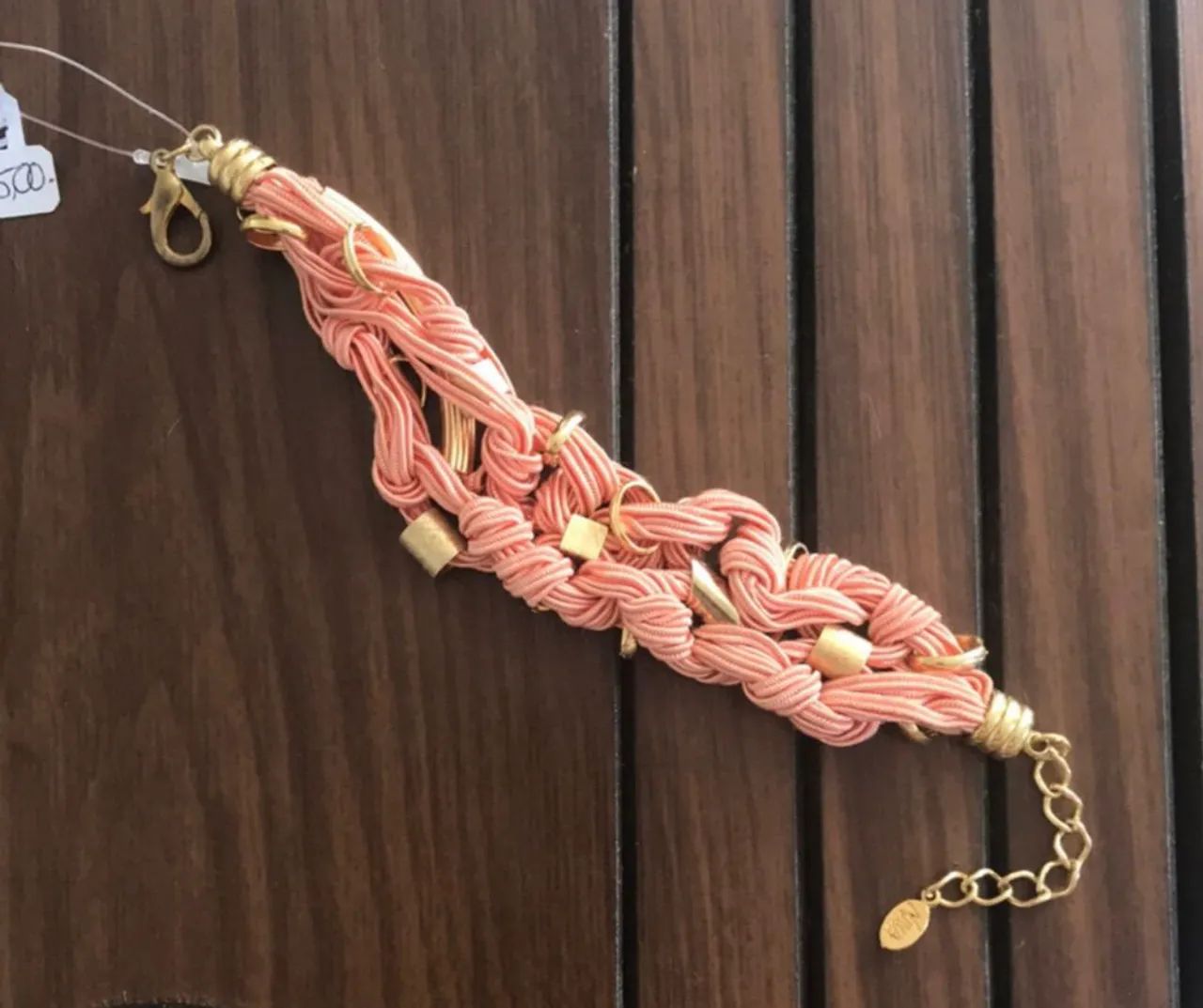 Pulseira de corda rosa com detalhes em dourado - Foto 2