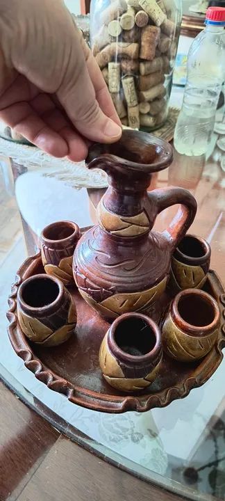 Conjunto de Jarro e Copinhos Decorativos em Cerâmica