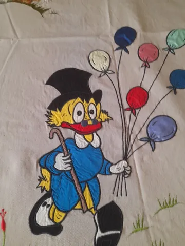 colcha de cama de solteiro bordada a mão antiga.