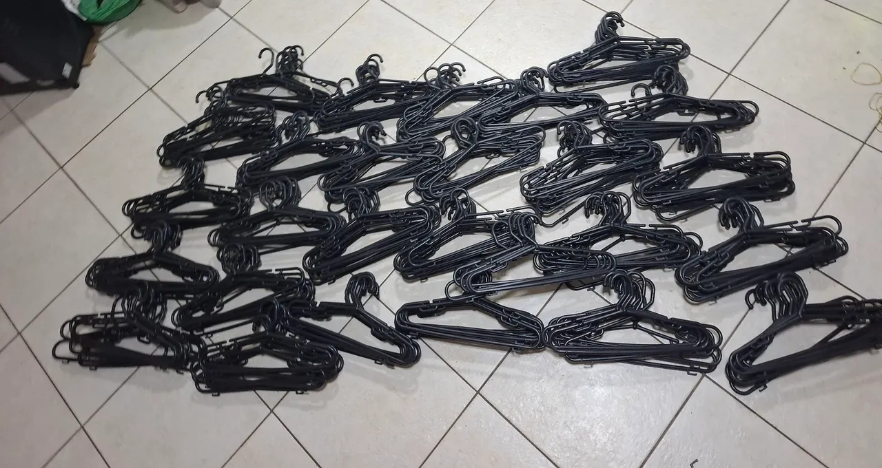Vende-se 265 unidades de cabides