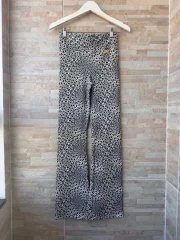 calça flare estampada, tamanho P.