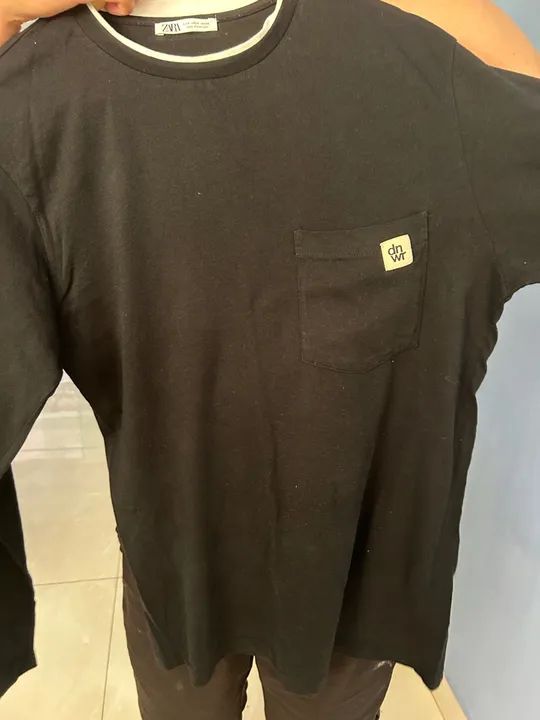 Camiseta Zara Preta com Detalhe Branco