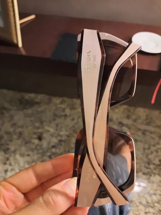 Óculos Prada com logotipo e lentes marrons - Foto 2