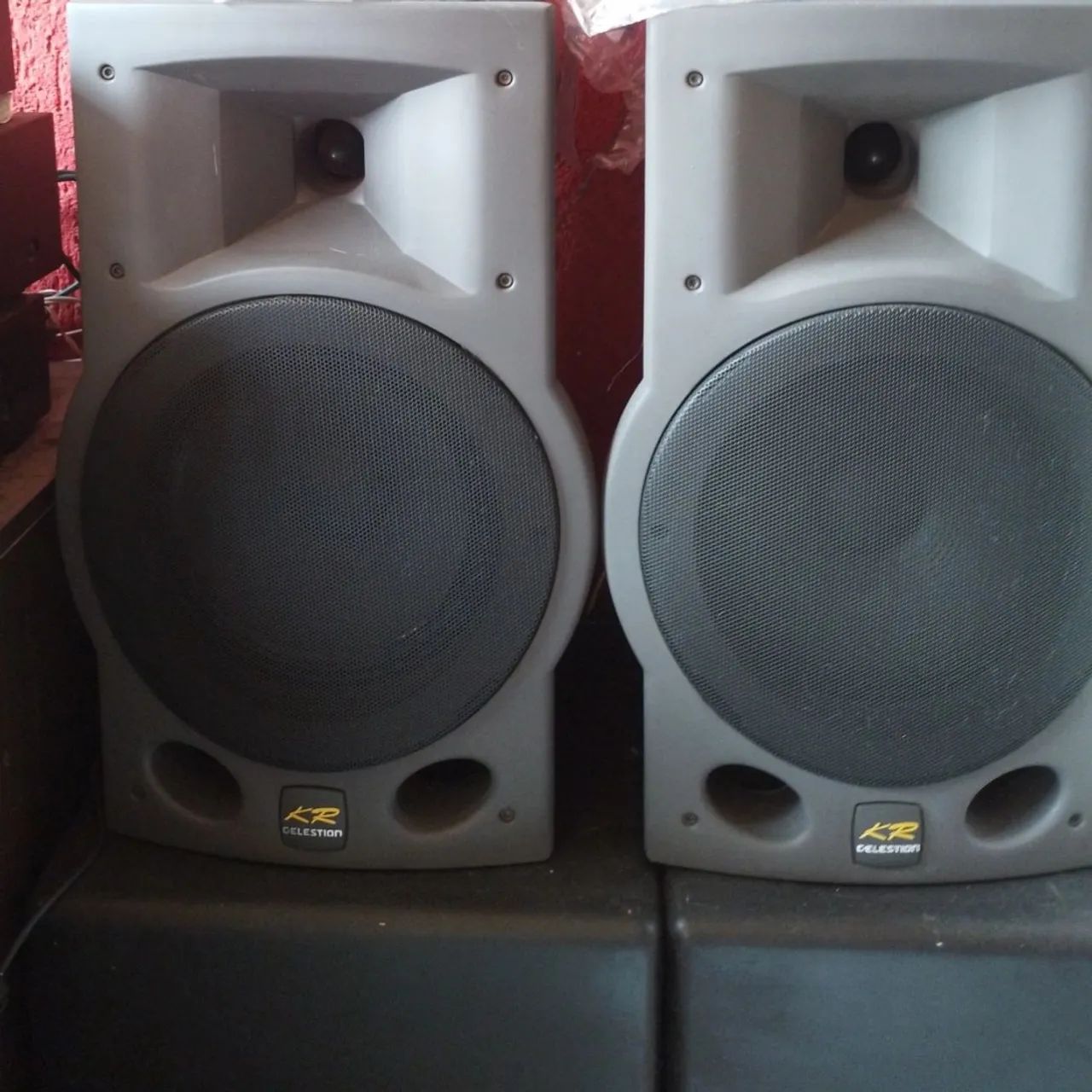Par de Caixas Acústicas KR Celestion
