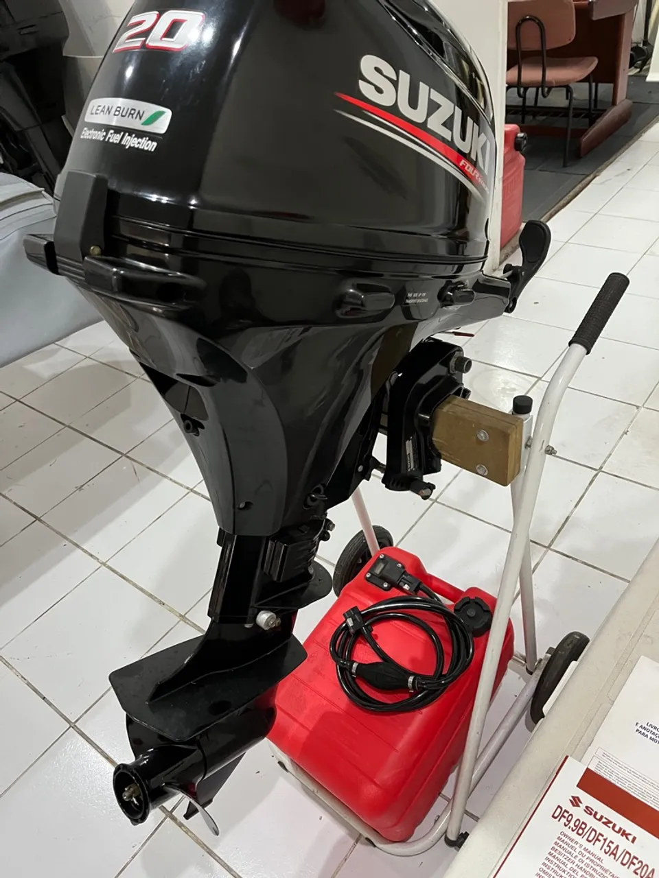 Motor de Popa Suzuki 20 hp 4 tempos.