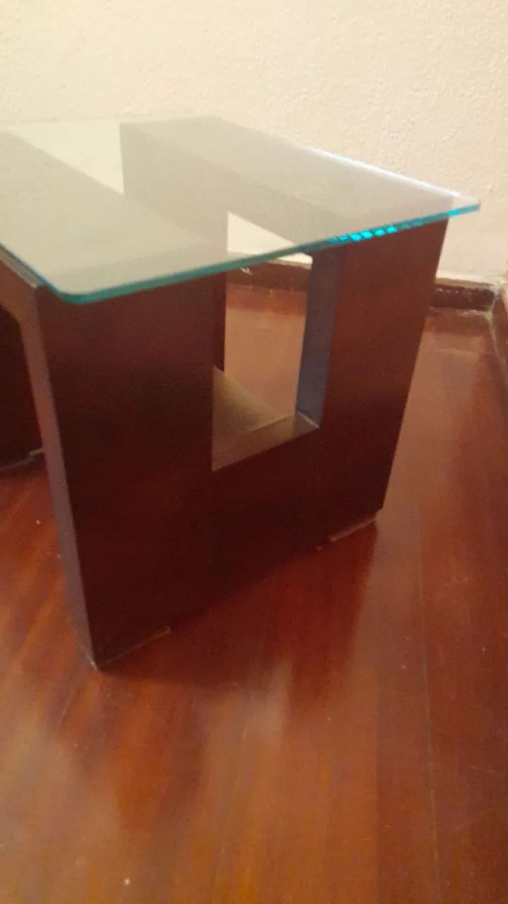 Mesa de centro em madeira maciça imbuia  com tampo de vidro - Foto 2