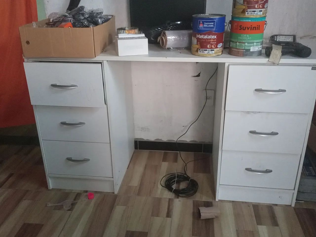 Mesa de escritório branca com 3 gavetas