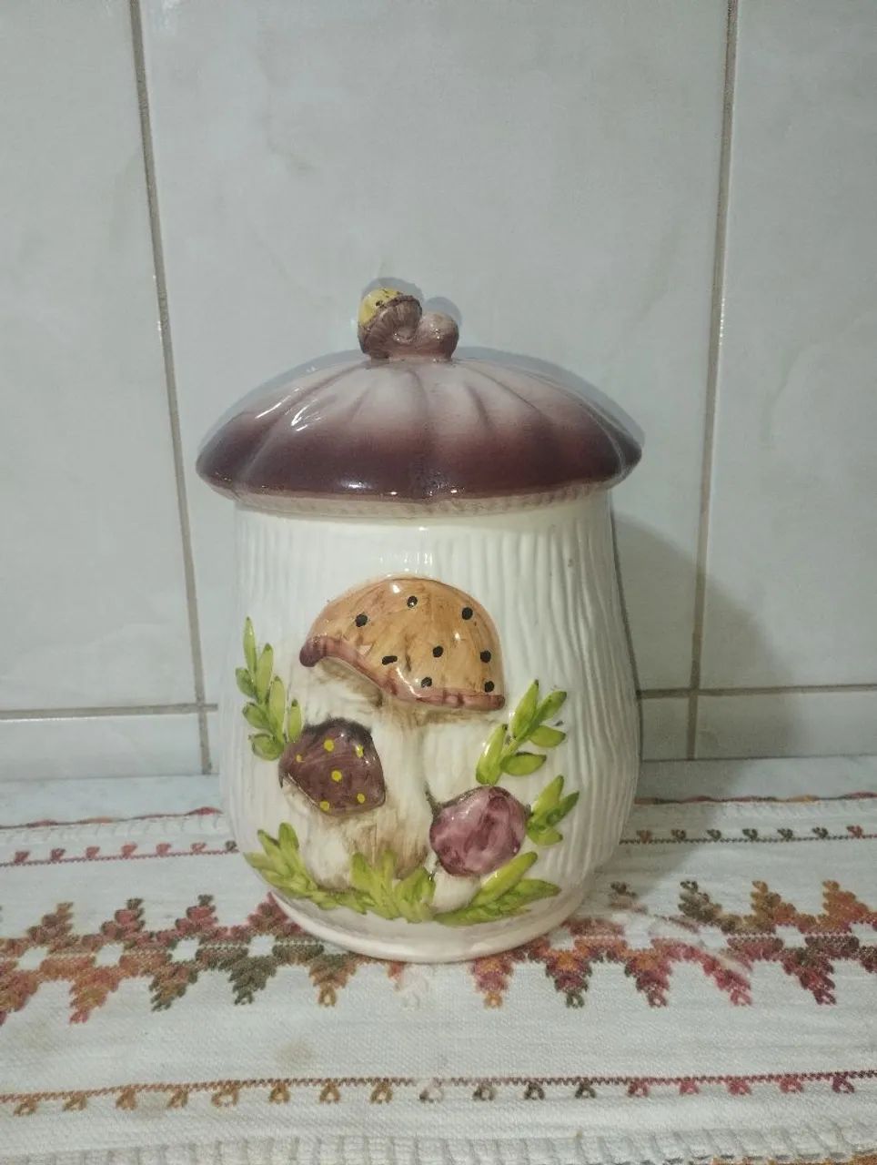 Pote de cerâmica com design de cogumelos