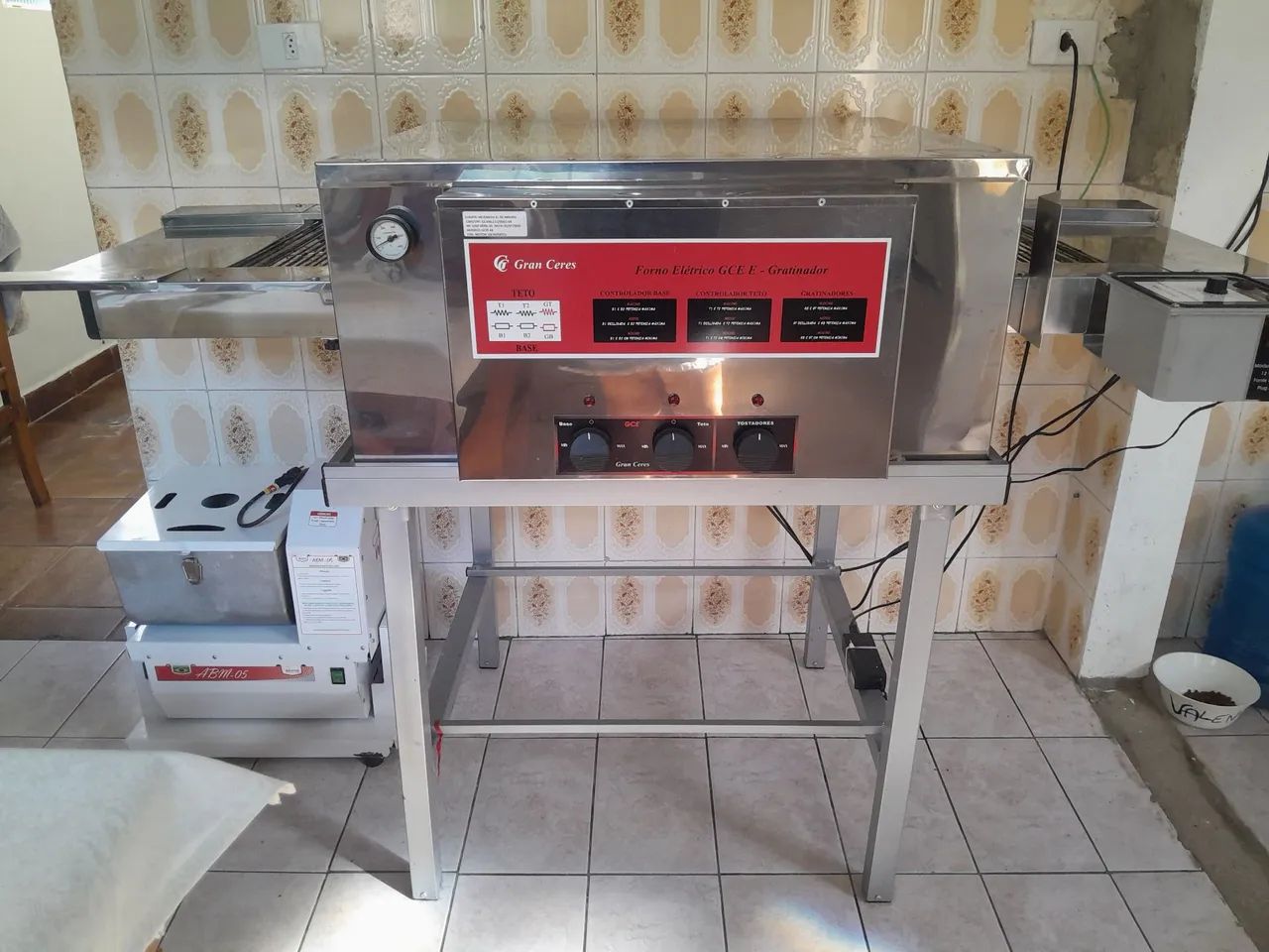 Forno de esteira marca Gran Ceres na garantia. Pouco uso com mesa 