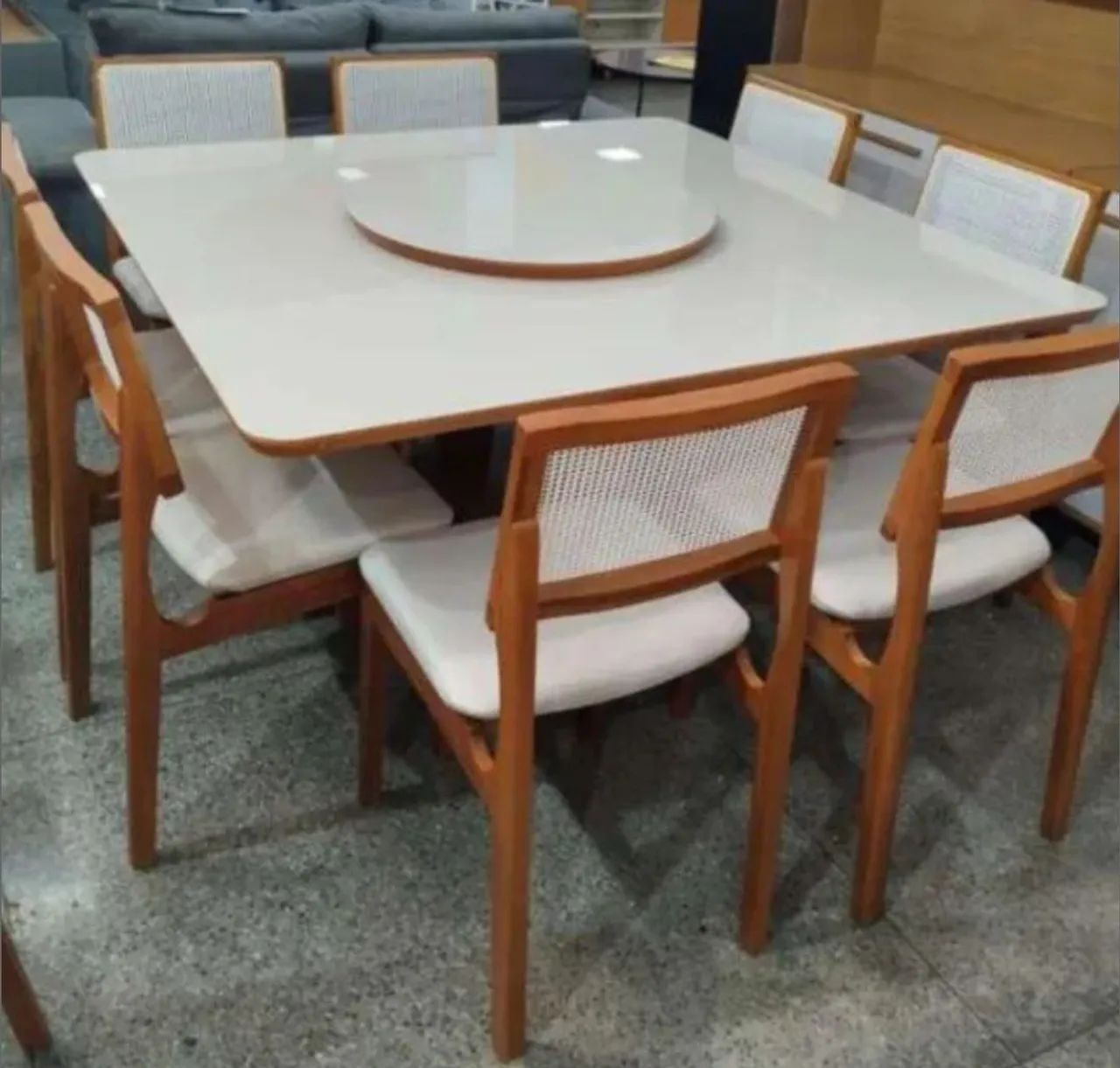Mesa de jantar quadrada 100% madeira Lilian 