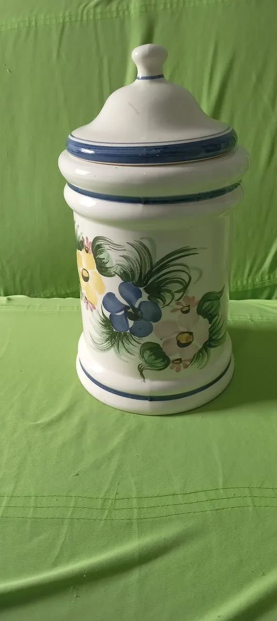 Recipiente cerâmico para cozinha em perfeito estado