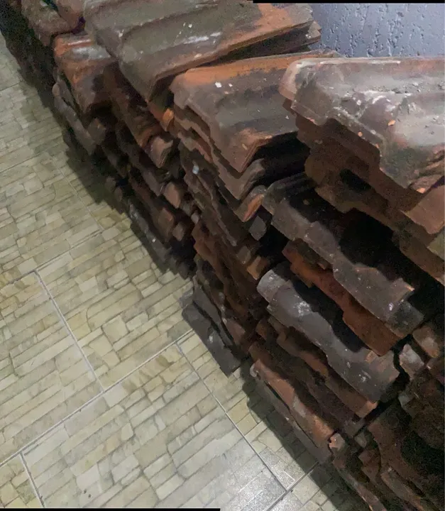 Telhas de barro usadas medida 41x24 R$3,00 unidade ou R$600,00 o lote