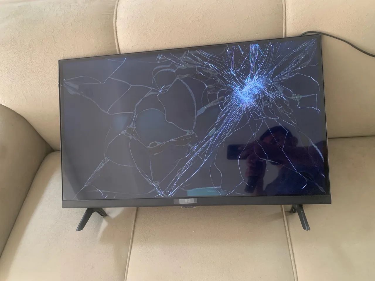 TV com tela quebrada - Para retirada de peças