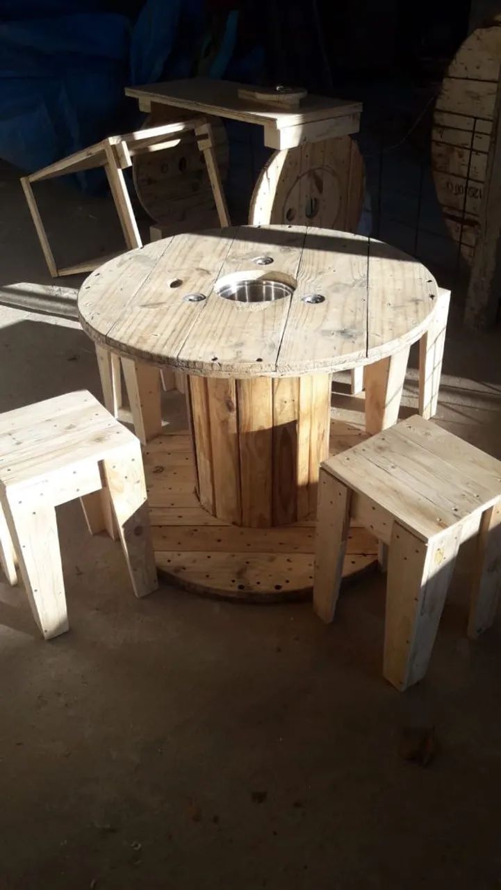 Conjunto de mesa e banquetas de madeira rústica
