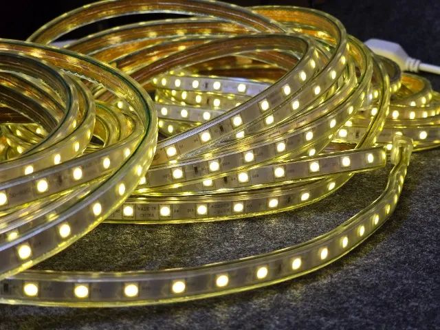 Fitas LED 5050 bivolt 110V 220V branco quente 5 metros com proteção resistente água - Foto 2