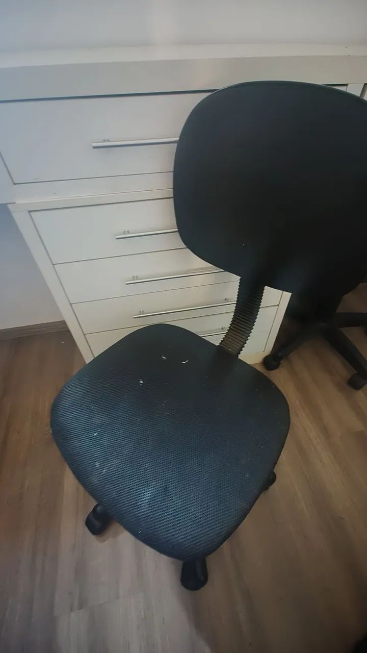 Cadeira de escritório preta e outra roxa 99 cada - Foto 5