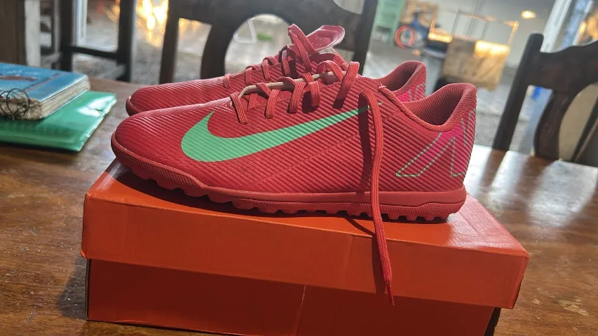 Vendo uma chuteira da Nike novinha número 38