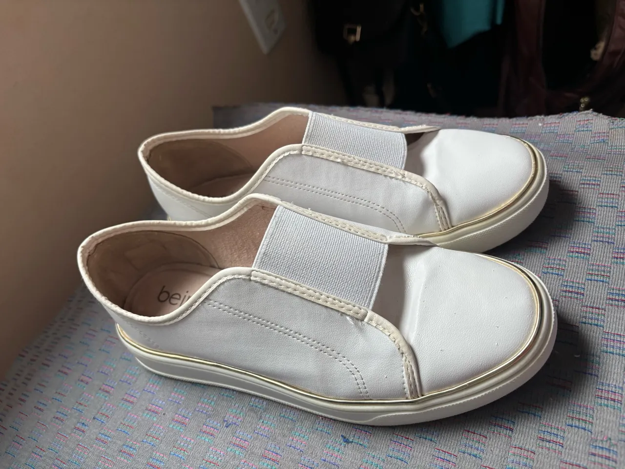 Tênis Slip On Branco com Detalhes Dourados