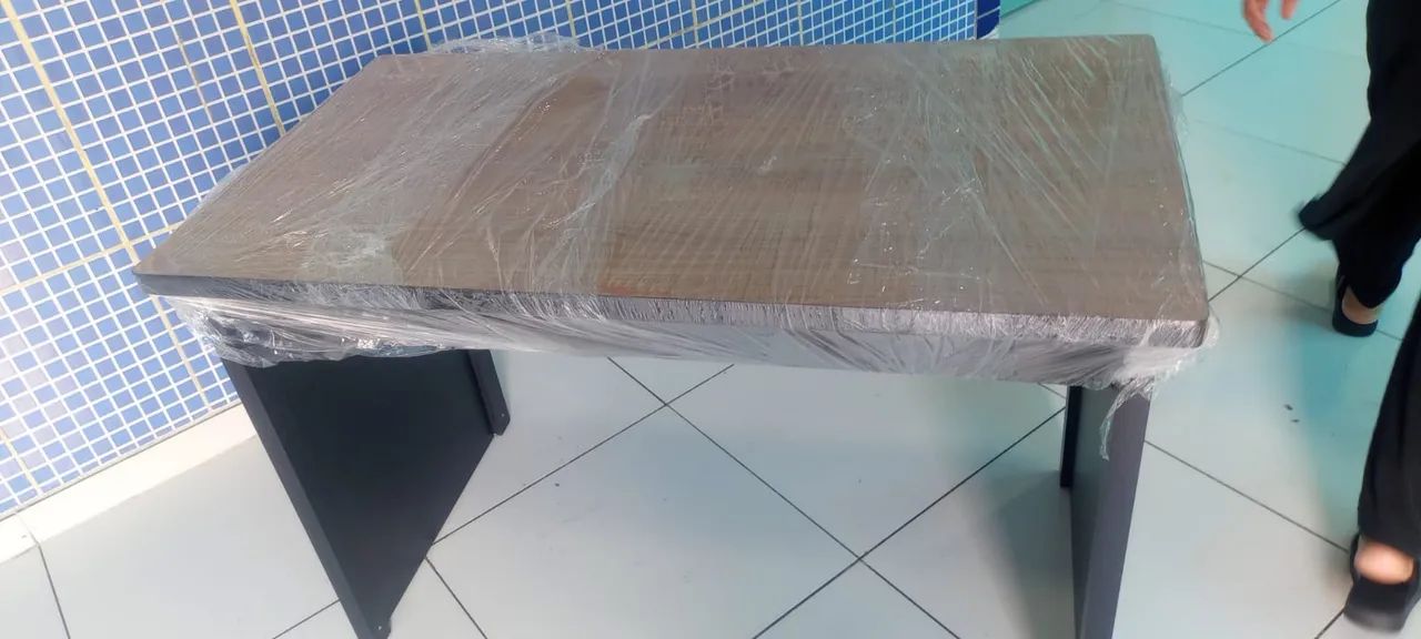 escrivaninha mesa madeirada e preta com duas gavetas - Foto 2