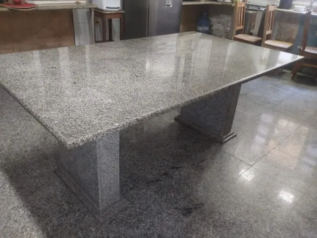 Mesa de Jantar em granito: 1,15 x 2,00 metros